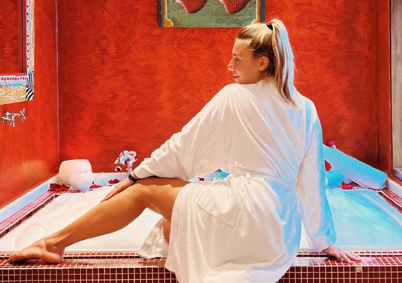 Dpny Beach Hotel & Spa Ilhabela Kültér fotó A woman wearing a bathrobe