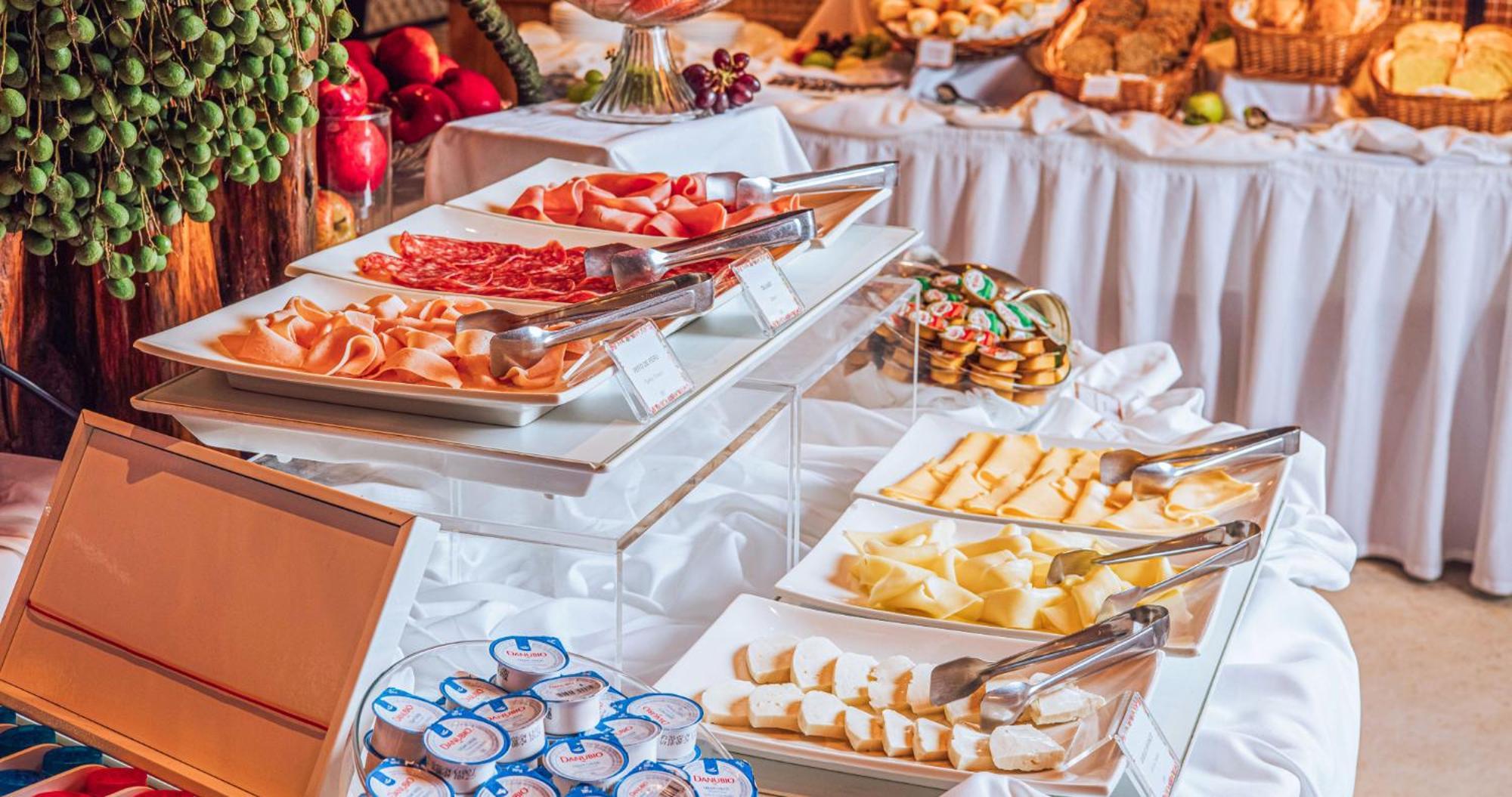 Dpny Beach Hotel & Spa Ilhabela Kültér fotó A buffet
